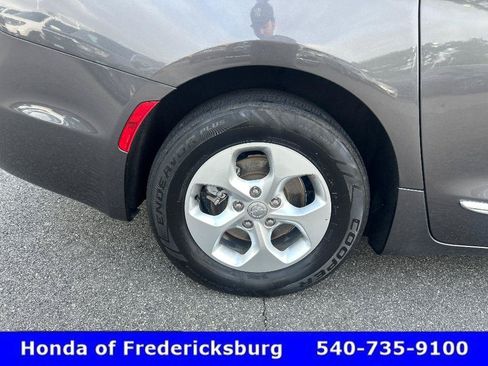 Used 2017 Chrysler Pacifica Touring-L Plus FWD image 32
