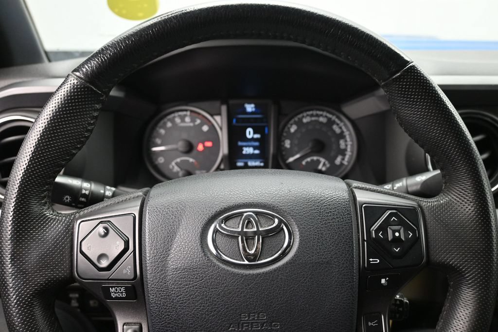 Used 2018 Toyota Tacoma TRD Sport AWD/4WD image 12