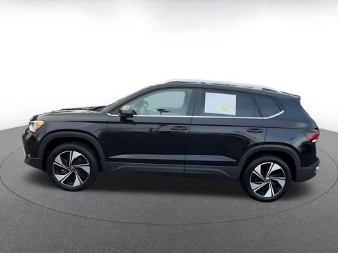 Used 2025 Volkswagen Taos SE image 9