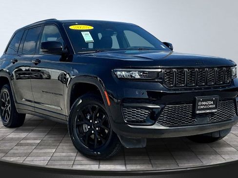 Used 2025 Jeep Grand Cherokee Altitude AWD/4WD image 4