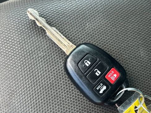 Used 2017 Toyota Corolla LE w/ Carpet Mat Package (TMS) FWD image 26