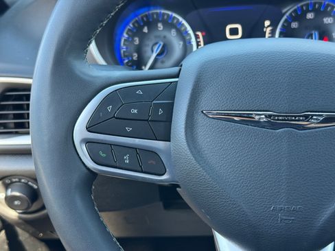 Used 2025 Chrysler Pacifica Select FWD image 19