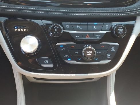 Certified 2024 Chrysler Pacifica Limited AWD/4WD image 8
