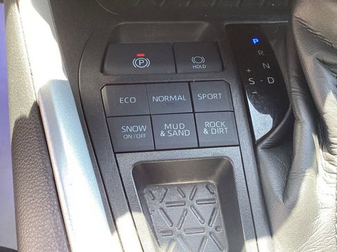 Used 2025 Toyota RAV4 XLE AWD/4WD image 28