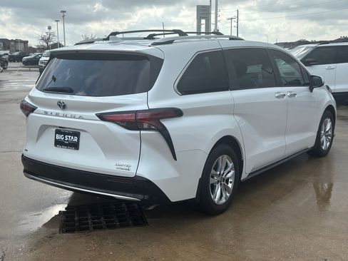 Used 2023 Toyota Sienna Limited image 3