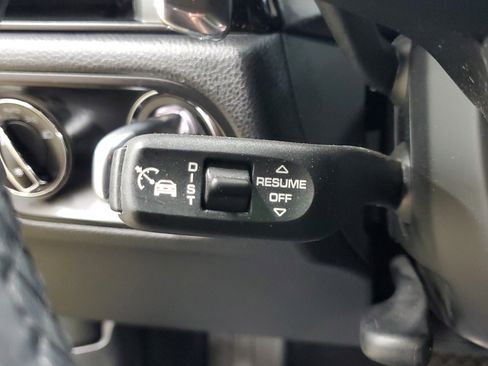 Used 2025 Porsche Macan AWD/4WD image 28