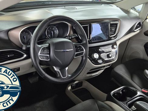 Used 2019 Chrysler Pacifica Touring Plus w/ Tire & Wheel Group FWD image 10
