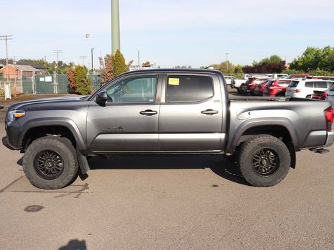 Used 2021 Toyota Tacoma SR5 AWD/4WD image 8
