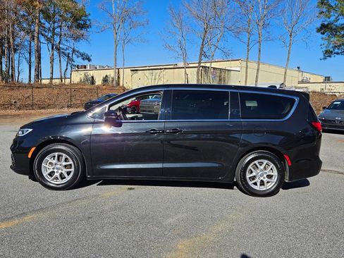 Used 2023 Chrysler Pacifica Touring-L image 4