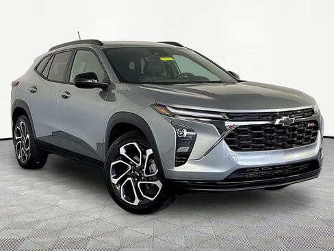 Used 2025 Chevrolet Trax RS w/ Sunroof Package FWD image 3