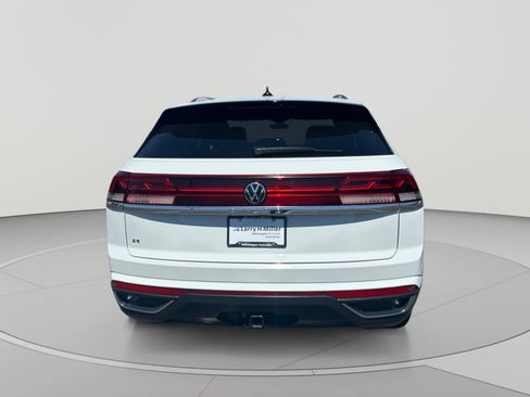 Certified 2025 Volkswagen Atlas Cross Sport SE FWD image 4