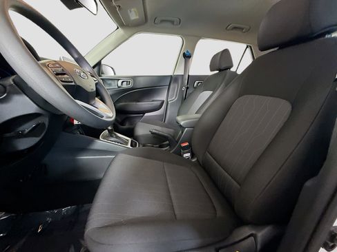 Used 2025 Hyundai Venue SE FWD image 21