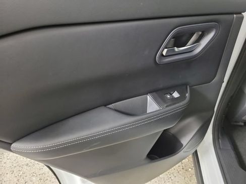 Used 2024 Nissan Rogue SV FWD image 15