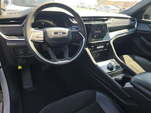 Used 2024 Jeep Grand Cherokee Altitude image 6