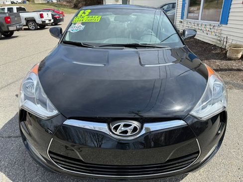 Used 2013 Hyundai Veloster w/ Style Pkg image 4