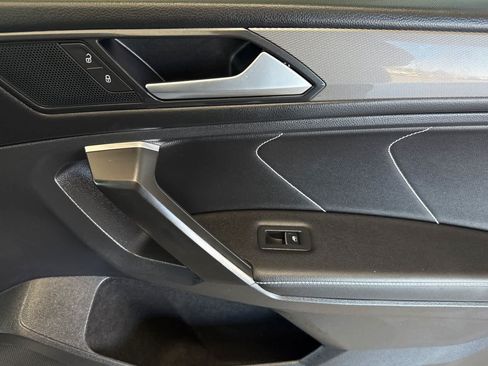 Used 2023 Volkswagen Tiguan SE w/ Panoramic Sunroof Package FWD image 19