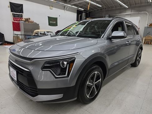 Used 2023 Kia Niro EX FWD image 3