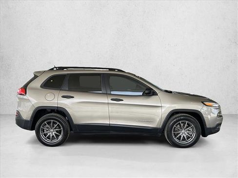 Used 2016 Jeep Cherokee Sport FWD image 4