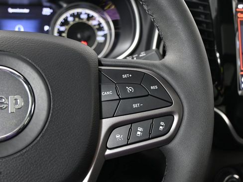 Used 2022 Jeep Cherokee Limited image 38