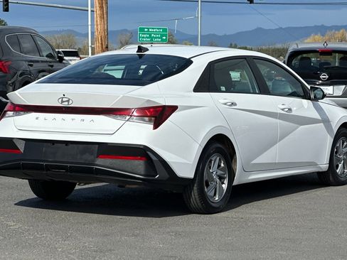 Used 2024 Hyundai Elantra SE image 4