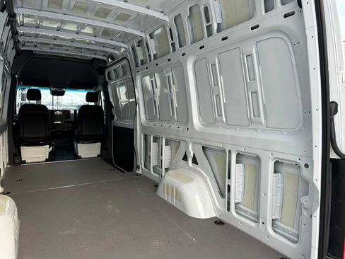 Used 2024 Mercedes-Benz Sprinter 2500 image 20