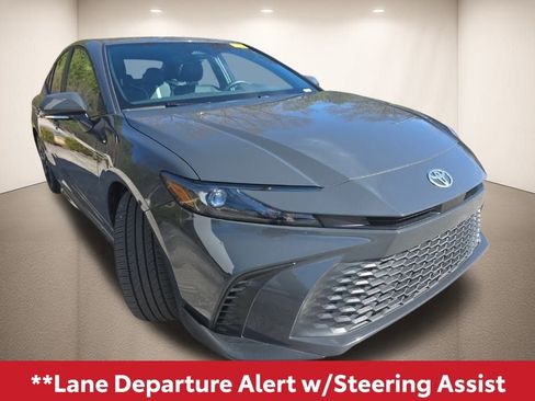 Used 2025 Toyota Camry SE image 10