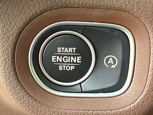 Used 2025 Mercedes-Benz GLS 450 4MATIC image 30