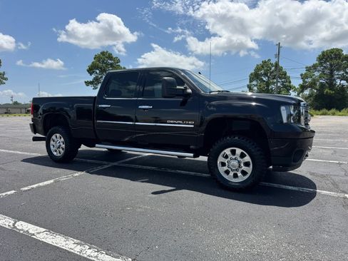 Used 2011 GMC Sierra 2500 Denali w/ Suspension Package, Off-Road AWD/4WD image 4