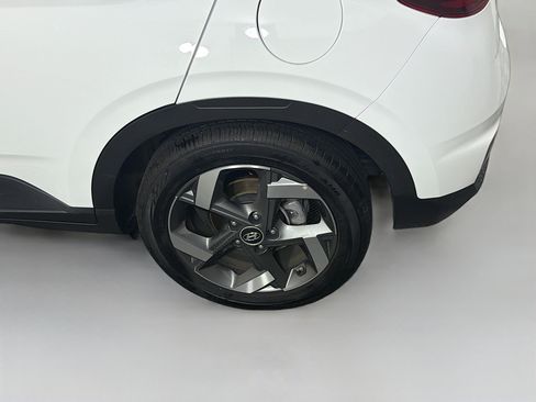 Used 2025 Hyundai Venue SEL FWD image 11