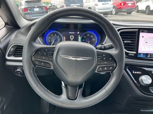 Used 2022 Chrysler Pacifica Touring FWD image 37