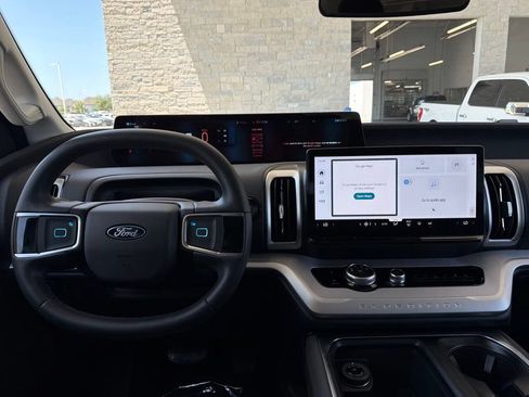 Used 2025 Ford Expedition Active AWD/4WD image 9