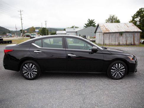 Used 2024 Nissan Altima 2.5 SV image 2