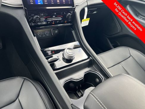 New 2025 Jeep Grand Cherokee Limited w/ Black Appearance Package image 9