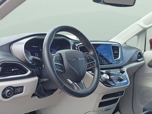 Used 2020 Chrysler Pacifica Touring w/ Advanced Safetytec Group FWD image 14