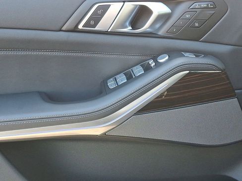 Used 2025 BMW X7 xDrive40i w/ Premium Package image 14