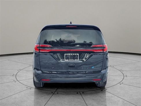 Certified 2023 Chrysler Pacifica Touring-L w/ S Appearance Package image 11
