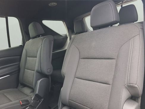 Used 2025 Chevrolet Traverse LT FWD image 9