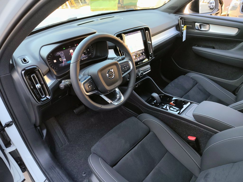 New 2026 Volvo XC40 B5 Ultra w/ Climate Package AWD/4WD image 17