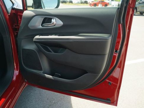 New 2026 Chrysler Pacifica Limited FWD image 19