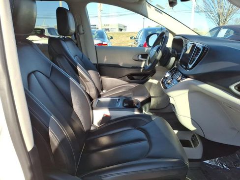 Used 2024 Chrysler Pacifica Touring-L FWD image 9