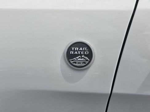 Used 2019 Jeep Grand Cherokee Overland AWD/4WD image 8