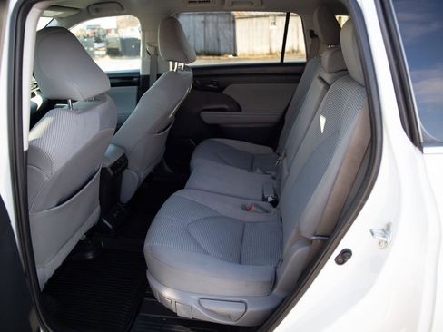 Used 2020 Toyota Highlander LE image 22