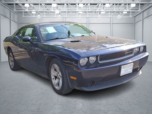 Used 2014 Dodge Challenger SXT RWD image 3