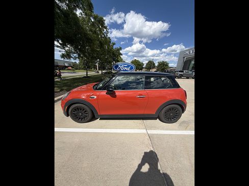 Used 2020 MINI Cooper 2-Door Hardtop w/ Storage Package FWD image 2