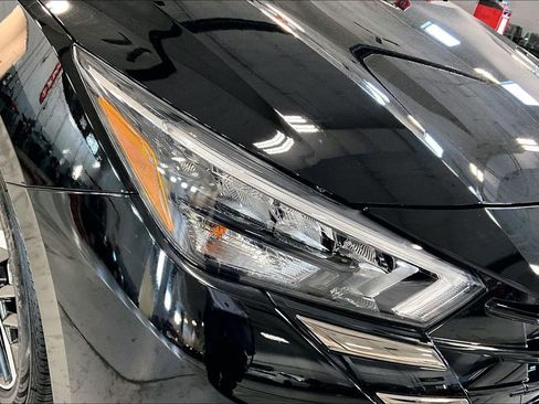 Used 2025 Nissan Versa SR w/ Trunk Package image 27