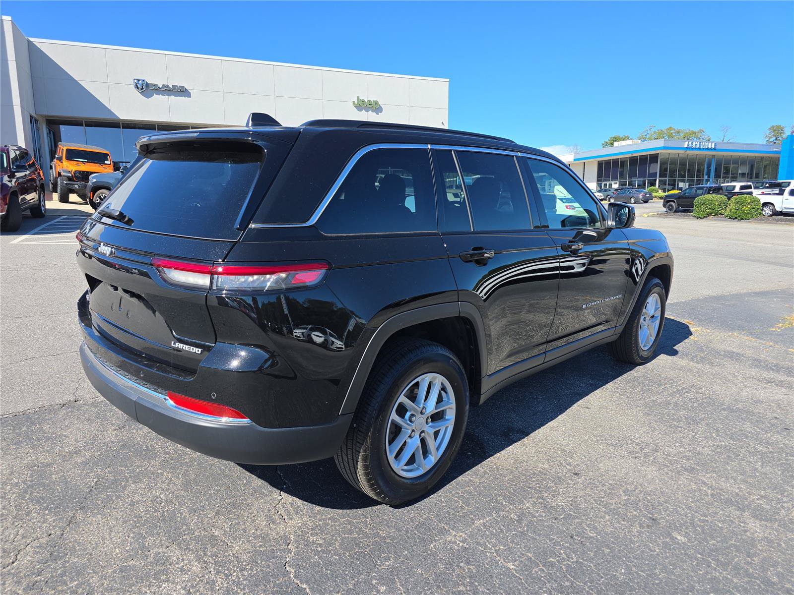 Used 2025 Jeep Grand Cherokee Laredo X w/ Luxury Tech Group I AWD/4WD image 3