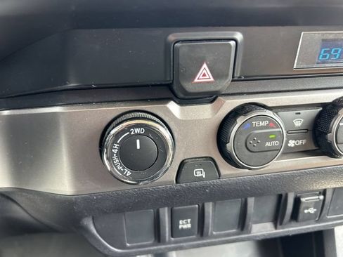 Used 2022 Toyota Tacoma SR AWD/4WD image 13