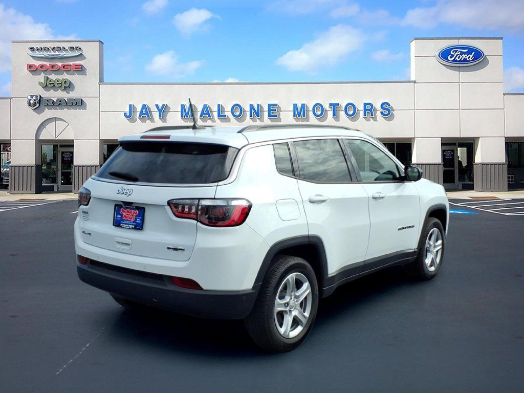 Used 2023 Jeep Compass Latitude w/ Convenience Group AWD/4WD image 3