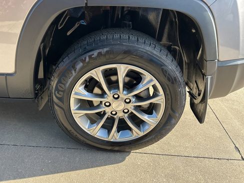 Used 2019 Jeep Cherokee Latitude Plus w/ Comfort/Convenience Group image 10