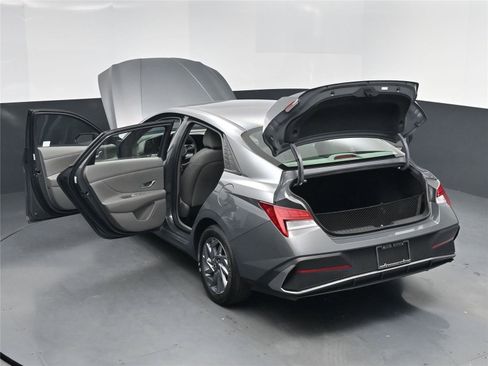 Certified 2024 Hyundai Elantra Blue image 29